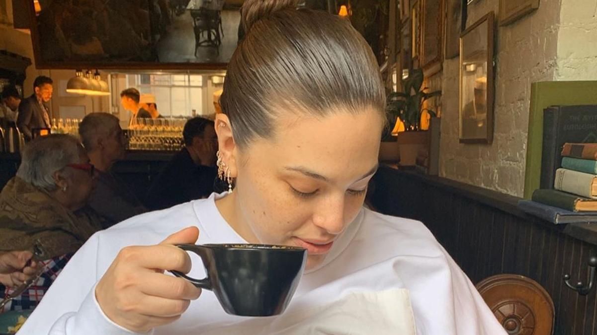 Модель Ешлі Грем нагодувала дитину грудьми в громадському місці: думки прихильників розійшлись Модель Ешлі Грем нагодувала дитину грудьми в громадському місці: думки прихильників розійшлись