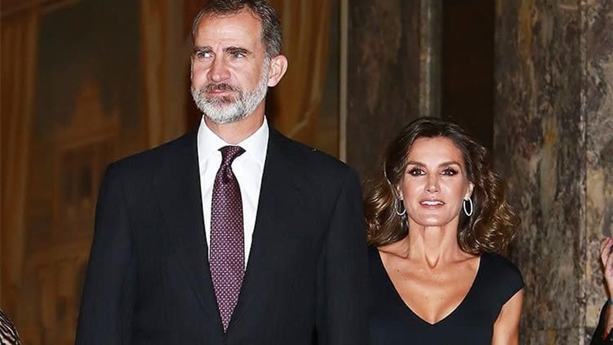 Королева Летиція обрала класичне вбрання для романтичної прогулянки з чоловіком: фото Королева Летиція обрала класичне вбрання для романтичної прогулянки з чоловіком: фото