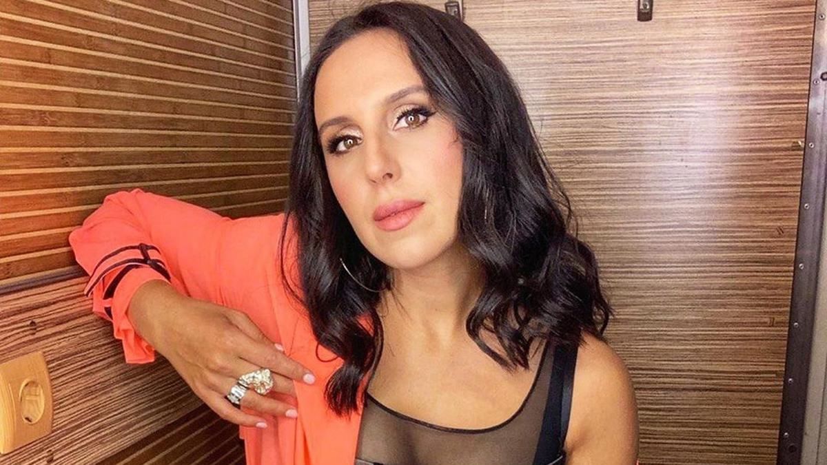 Джамала примерила яркое платье для съемки: фото Джамала примерила яркое платье для съемки: фото