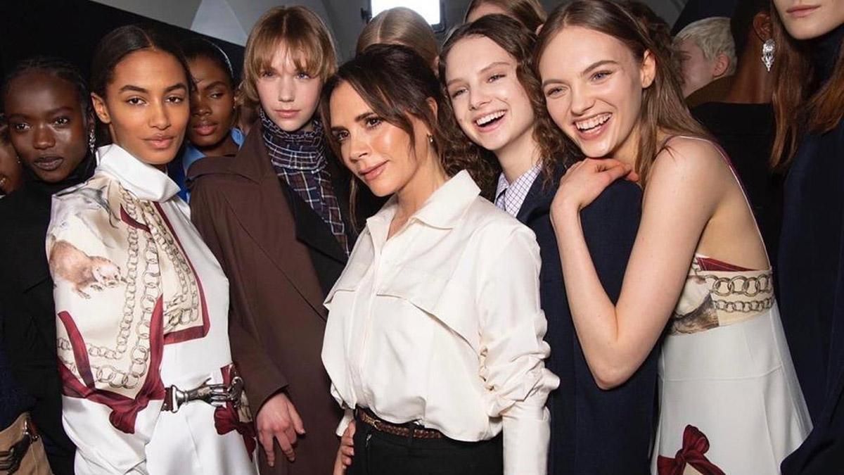 На фоне слухов о банкротстве Виктория Бекхэм устроила показ новой коллекции: фото и видео На фоне слухов о банкротстве Виктория Бекхэм устроила показ новой коллекции: фото и видео