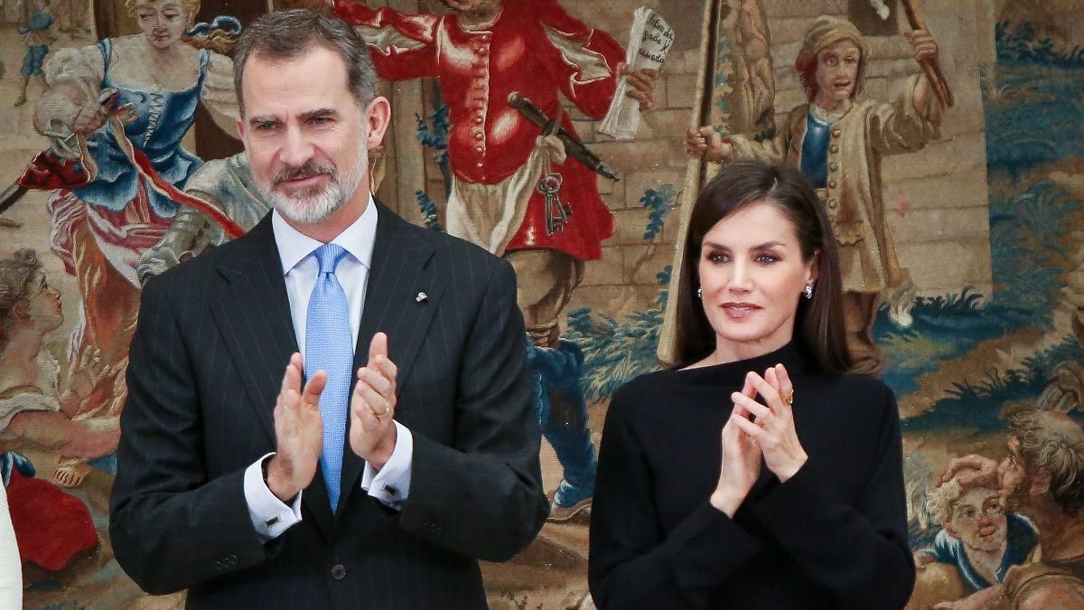 У лаконічній чорній сукні: королева Іспанії продемонструвала вишуканий образ