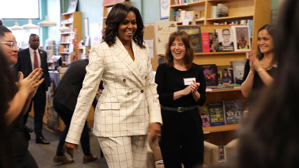 Мишель Обама показала фото со школьного выпускного: какое платье выбрала первая леди