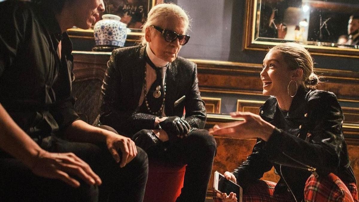 Год без Лагерфельда: какие звезды вспоминают легендарного дизайнера Chanel Год без Лагерфельда: какие звезды вспоминают легендарного дизайнера Chanel