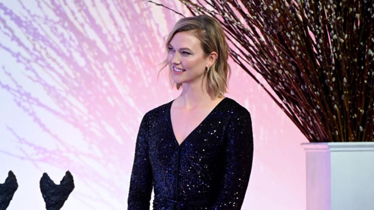 В черном блестящем платье: модель Карли Клосс посетила светское мероприятие В черном блестящем платье: модель Карли Клосс посетила светское мероприятие