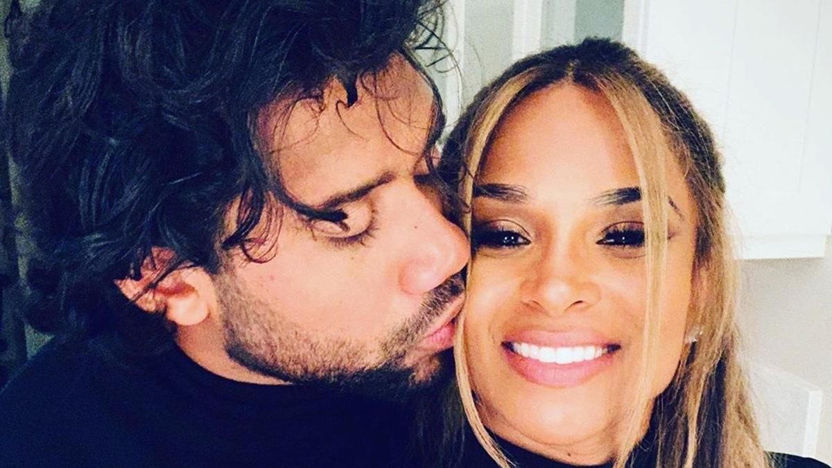 Беременная певица Сиара отправилась на семейный отдых: пикантное фото в купальнике Беременная певица Сиара отправилась на семейный отдых: пикантное фото в купальнике