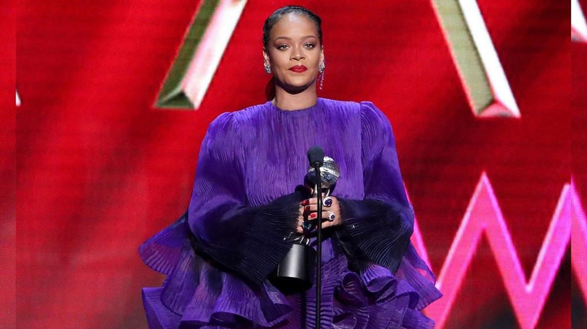 Рианна поразила выходом на премии NAACP Awards: фееричный образ Рианна поразила выходом на премии NAACP Awards: фееричный образ