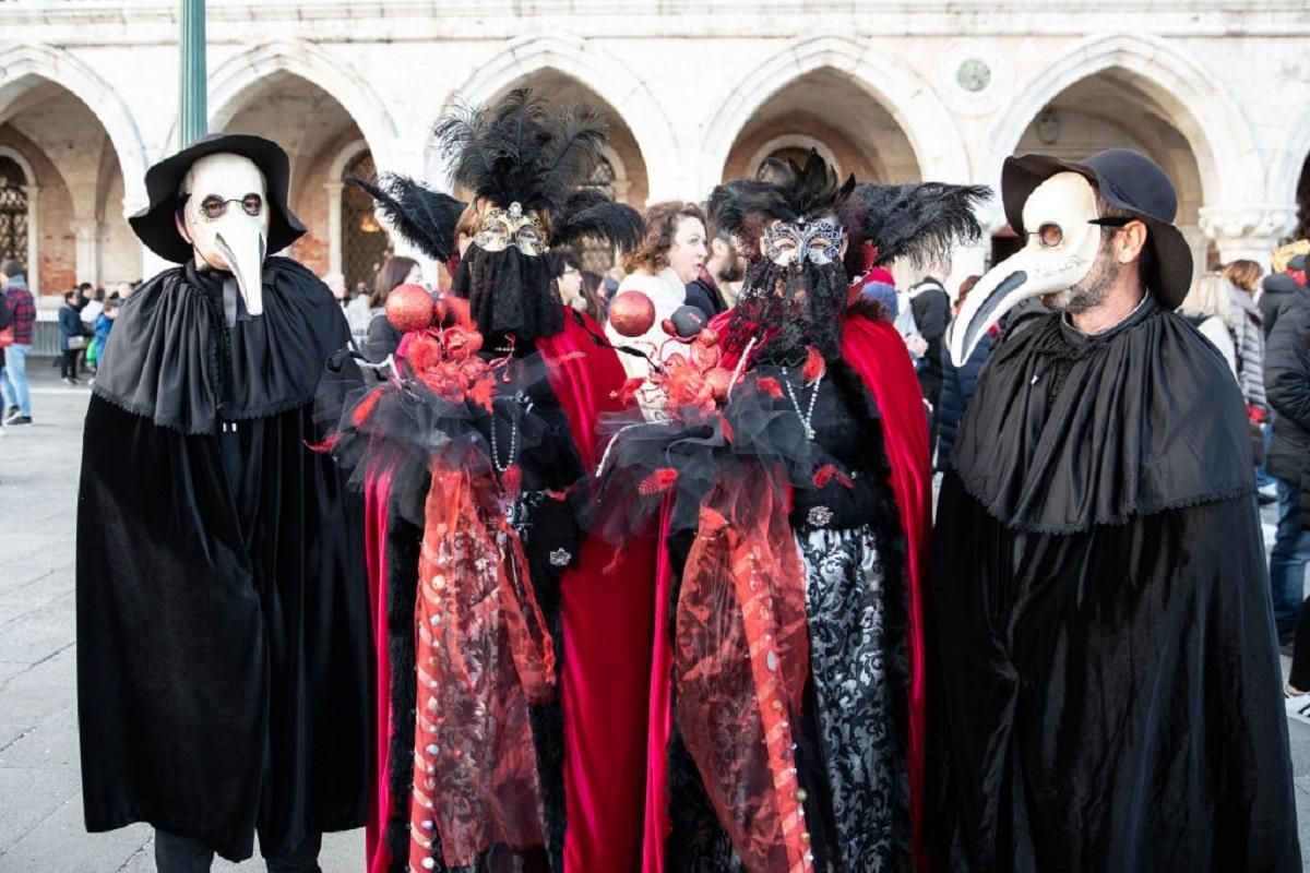 В Италии из-за коронавируса прекратили Венецианский карнавал: как выглядят его участники - фото
