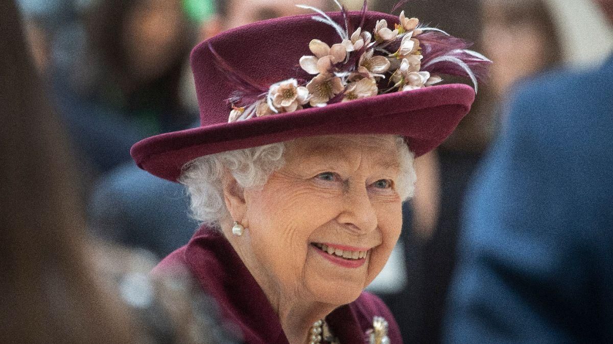 В баклажанном пальто: Ее Величество Елизавета II поразила новым образом