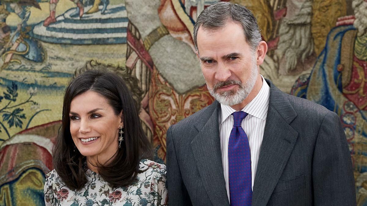 У квітковій блузці та стильних штанах: королева Летиція зачарувала весняним образом У квітковій блузці та стильних штанах: королева Летиція зачарувала весняним образом