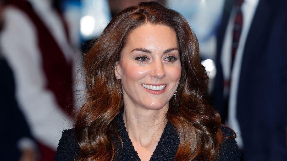 В черном твидовом платье и блестящих туфлях-лодочках: Кейт Миддлтон в театре В черном твидовом платье и блестящих туфлях-лодочках: Кейт Миддлтон в театре