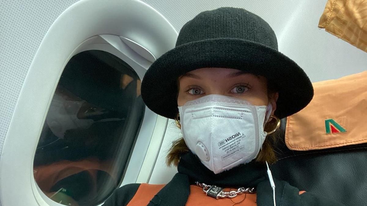 Епідемія коронавірусу у світі: як зірки мандрують з медичними масками Епідемія коронавірусу у світі: як зірки мандрують з медичними масками