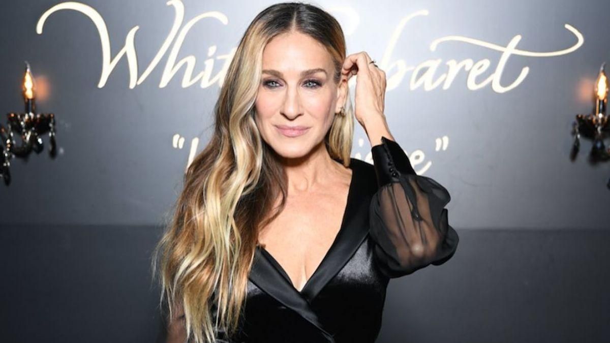 Сара Джессіка Паркер випустила босоніжки в стилі Керрі Бредшоу: яскраві фото Сара Джессіка Паркер випустила босоніжки в стилі Керрі Бредшоу: яскраві фото