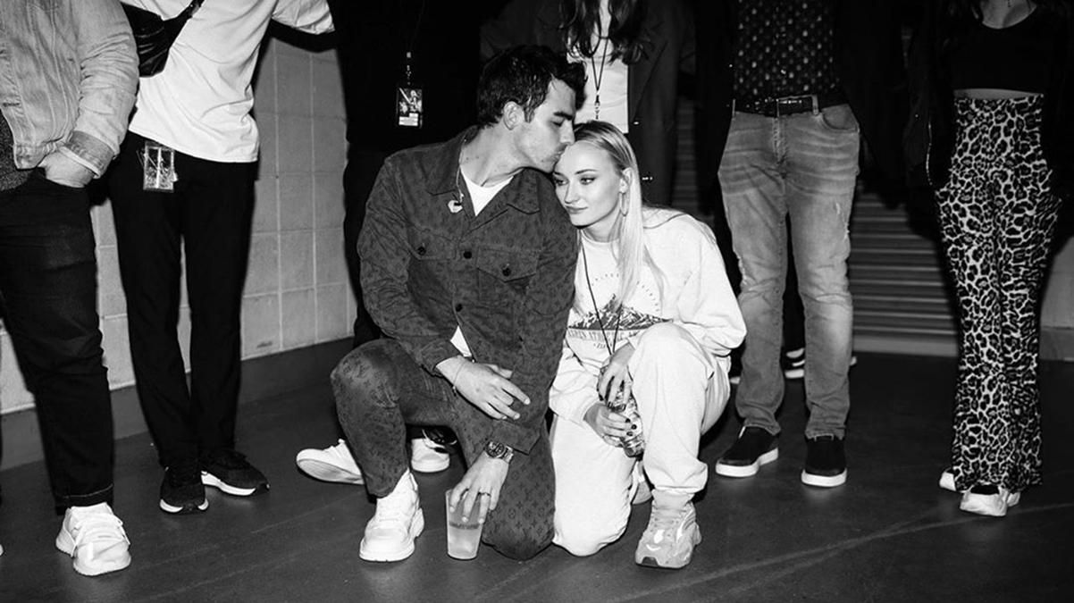 Вагітна Софі Тернер підкреслила округлий живіт сміливим вбранням: фото Вагітна Софі Тернер підкреслила округлий живіт сміливим вбранням: фото