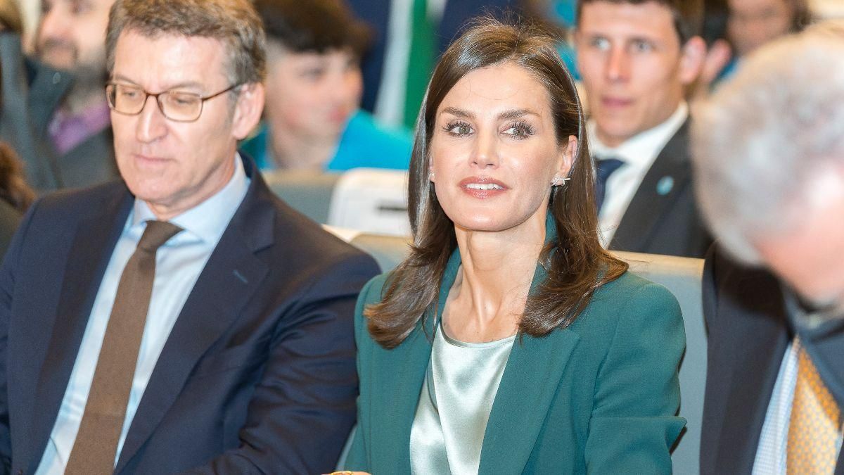 В изумрудном костюме: очередной выход королевы Летиции В изумрудном костюме: очередной выход королевы Летиции