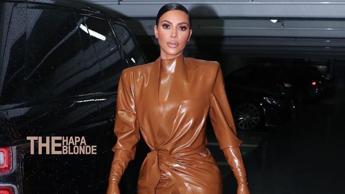 Кім Кардашян відвідала недільну службу в латексному комбінезоні: неординарний вибір зірки Кім Кардашян відвідала недільну службу в латексному комбінезоні: неординарний вибір зірки