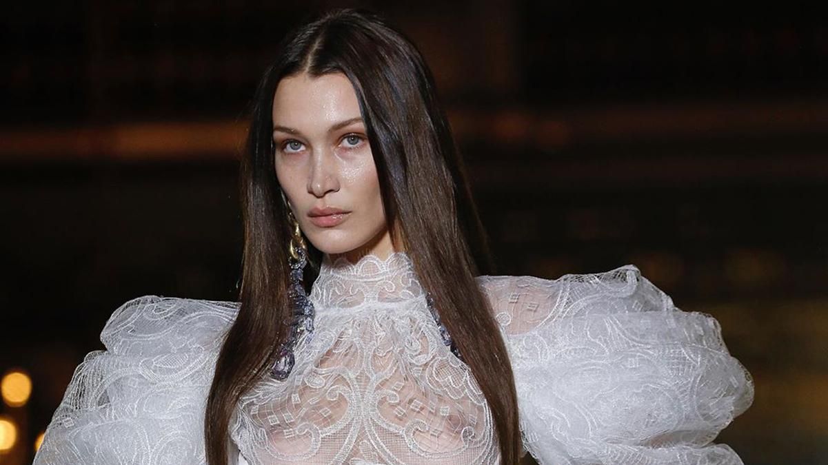 Белла Хадид засветила грудь в прозрачном платье на Неделе моды в Париже: эротические фото 18+