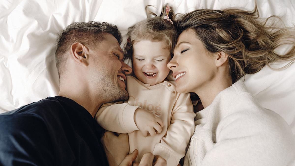 Дочь Ольги Сумской очаровала чувственными кадрами с дочкой и мужем Дочь Ольги Сумской очаровала чувственными кадрами с дочкой и мужем