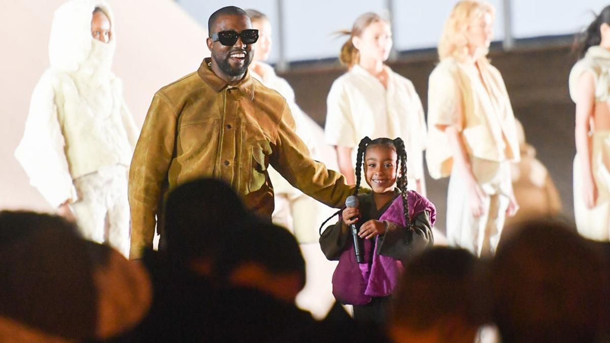 Дочь Ким Кардашян и Канье Уэста зачитала рэп на модном показе: видео Дочь Ким Кардашян и Канье Уэста зачитала рэп на модном показе: видео