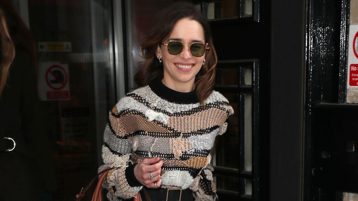 Эмилия Кларк показала элегантный образ в сапогах, как у Виктории Бекхэм Эмилия Кларк показала элегантный образ в сапогах, как у Виктории Бекхэм