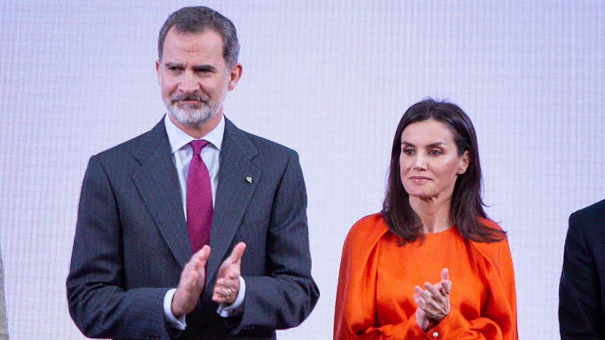 Анималистический принт и яркие цвета: стильный выход королевы Летиции Анималистический принт и яркие цвета: стильный выход королевы Летиции