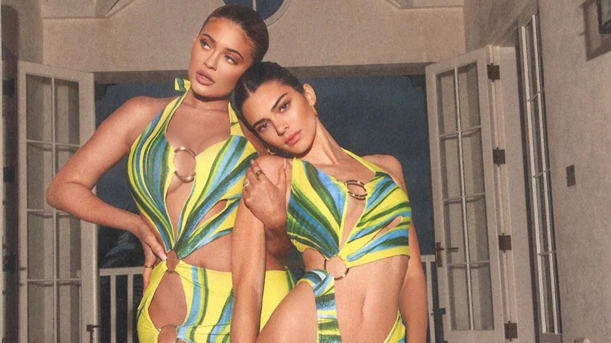 Кайлі і Кендалл Дженнер приміряли купальники з головним принтом літа: звабливі фото Кайлі і Кендалл Дженнер приміряли купальники з головним принтом літа: звабливі фото