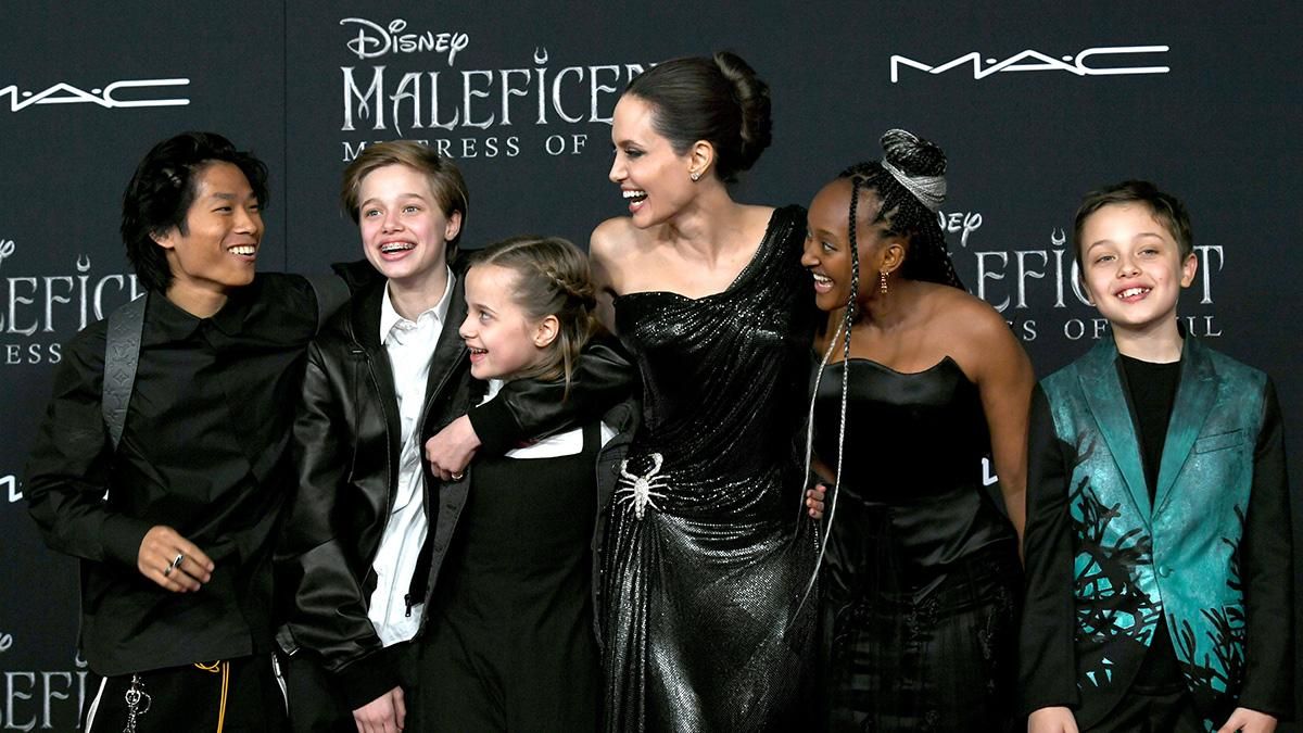 Анджелина Джоли посетила цирковое шоу с дочерьми: фото