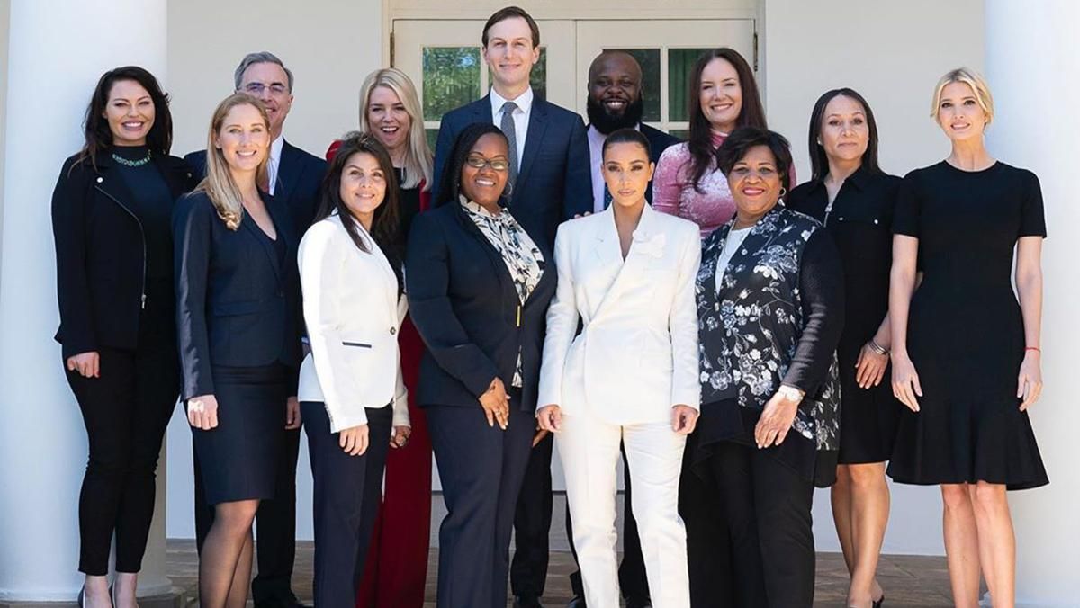 Кім Кардашян відвідала Білий дім у компанії колишніх ув'язнених жінок Кім Кардашян відвідала Білий дім у компанії колишніх ув'язнених жінок