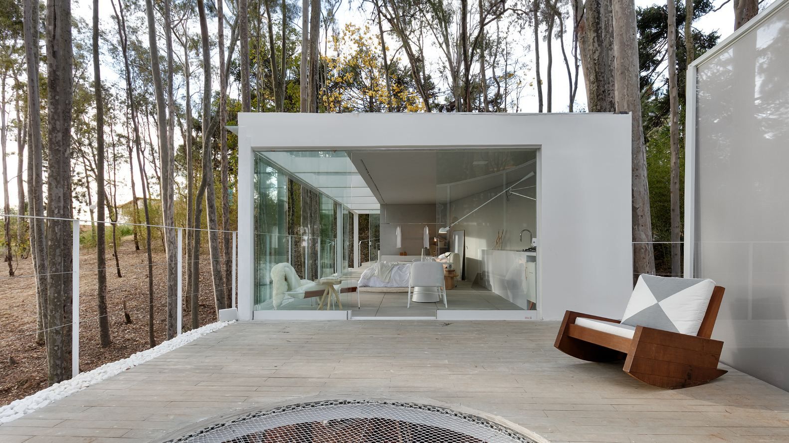 Рай для социопата: итальянец построил современный дом посреди леса – фото Рай для социопата: итальянец построил современный дом посреди леса – фото