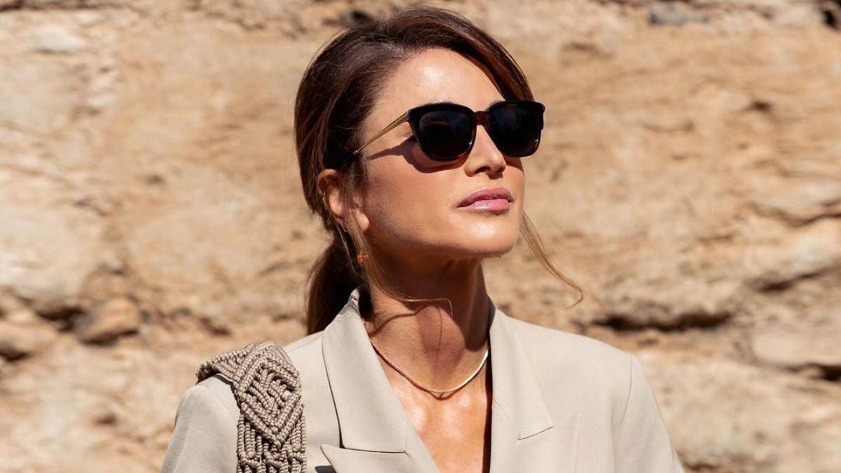 Із сумкою з плетеним ремінцем: королева Ранія показала стильний образ на екскурсії Із сумкою з плетеним ремінцем: королева Ранія показала стильний образ на екскурсії