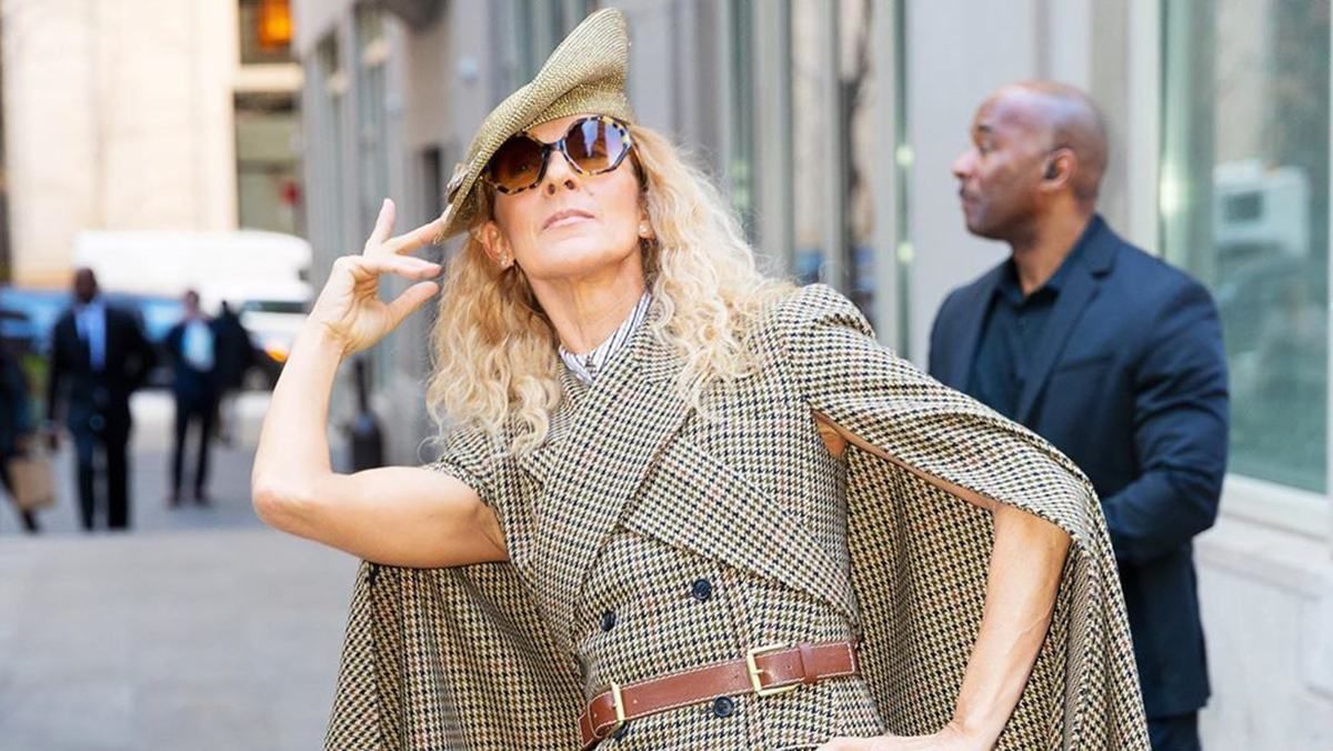 Селин Дион ошеломила выходом в Нью-Йорке: эффектные фото звезды в стильном кейпе