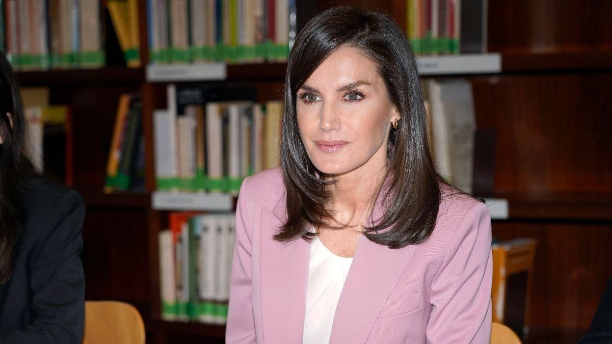 У штанному костюмі: королева Летиція повторила елегантний образ У штанному костюмі: королева Летиція повторила елегантний образ