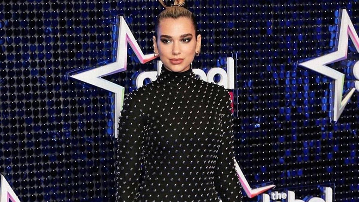 Дуа Ліпа прийшла на урочисту церемонії у відвертій сукні: фото Дуа Ліпа прийшла на урочисту церемонії у відвертій сукні: фото