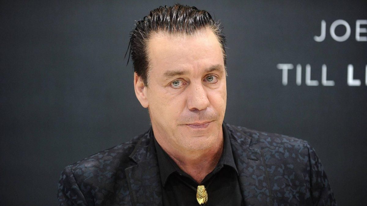 Соліст гурту Rammstein покатався на каруселі в Прип'яті: відео Соліст гурту Rammstein покатався на каруселі в Прип'яті: відео
