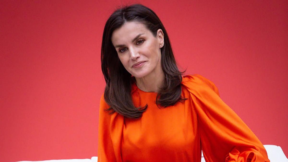 Летиція з'явилася на жіночому футбольному матчі: стильний образ королеви Летиція з'явилася на жіночому футбольному матчі: стильний образ королеви