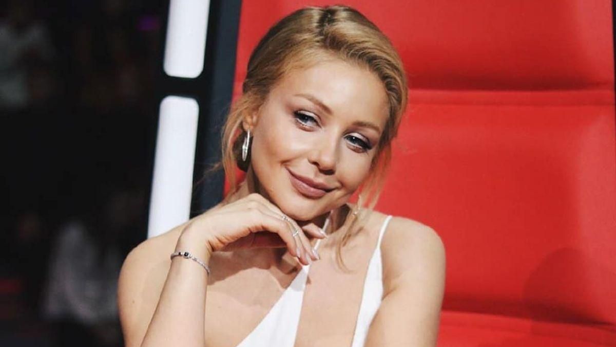 В обтягивающем белом платье: Тина Кароль очаровала образом на "Голосе страны" В обтягивающем белом платье: Тина Кароль очаровала образом на "Голосе страны"