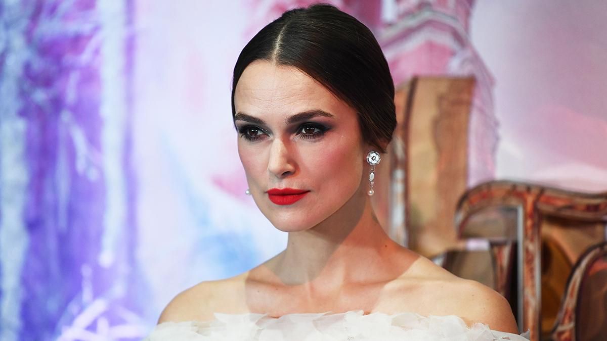 Кира Найтли совершила светский выход в платье от Chanel: фото Кира Найтли совершила светский выход в платье от Chanel: фото