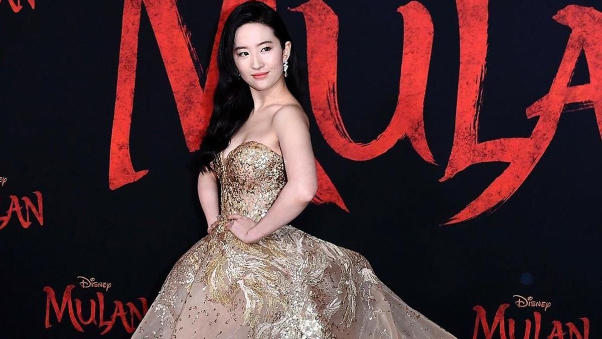 Несмотря на эпидемию коронавируса "Мулан" таки презентовали в США: эффектные фото Несмотря на эпидемию коронавируса "Мулан" таки презентовали в США: эффектные фото