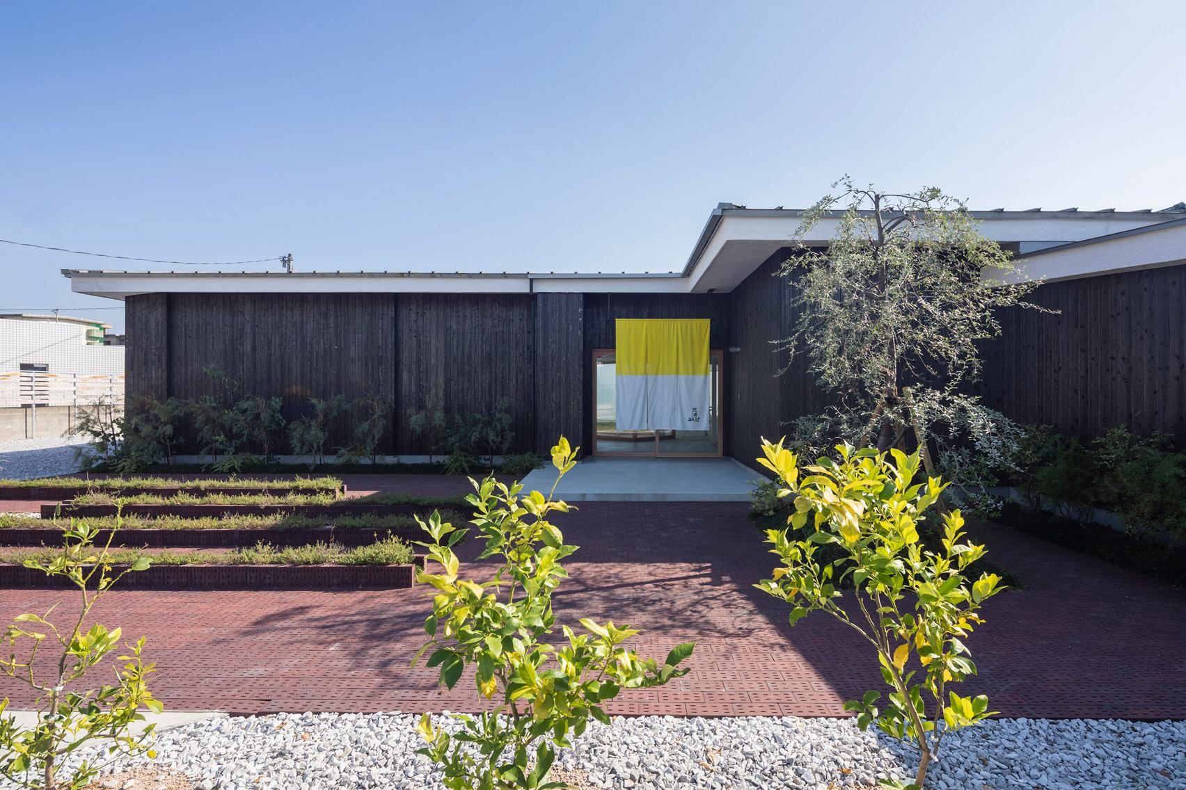 Архитектурная компания использует старые бочки для облицовки фасада – фото Архитектурная компания использует старые бочки для облицовки фасада – фото