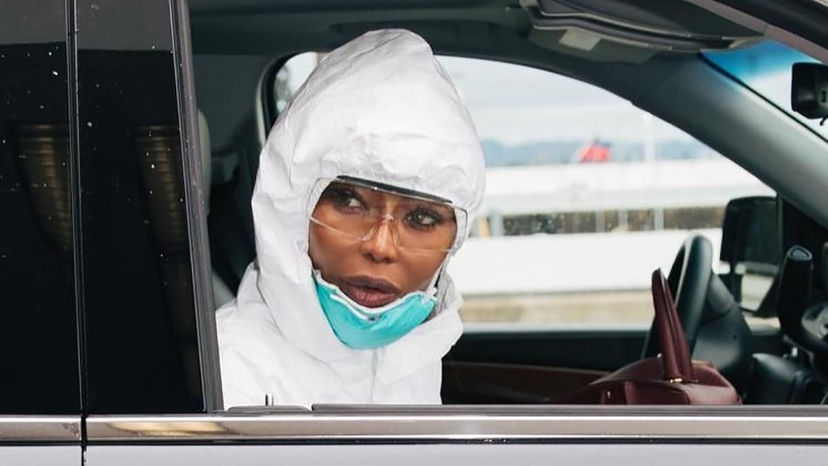 Безопасность превыше всего: Наоми Кэмпбелл путешествует в защитном костюме Безопасность превыше всего: Наоми Кэмпбелл путешествует в защитном костюме