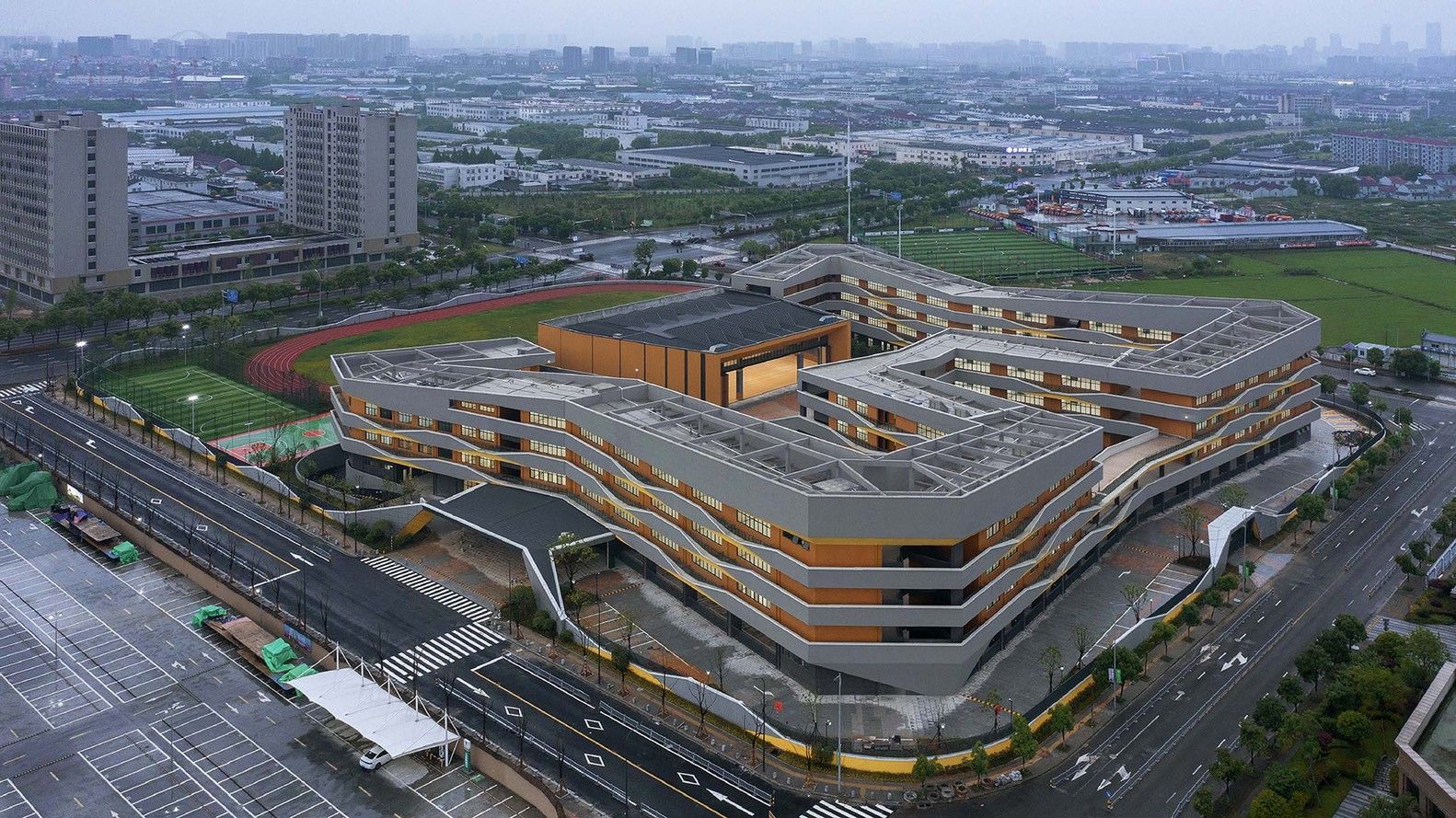 В Китае открыли школу-лабиринт с внутренними дворами – фото 