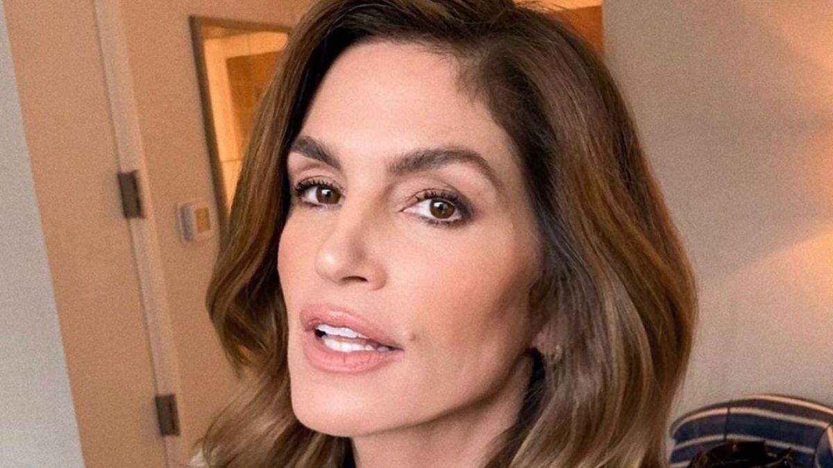 Синди Кроуфорд показала, как защищается от коронавируса: фото Синди Кроуфорд показала, как защищается от коронавируса: фото