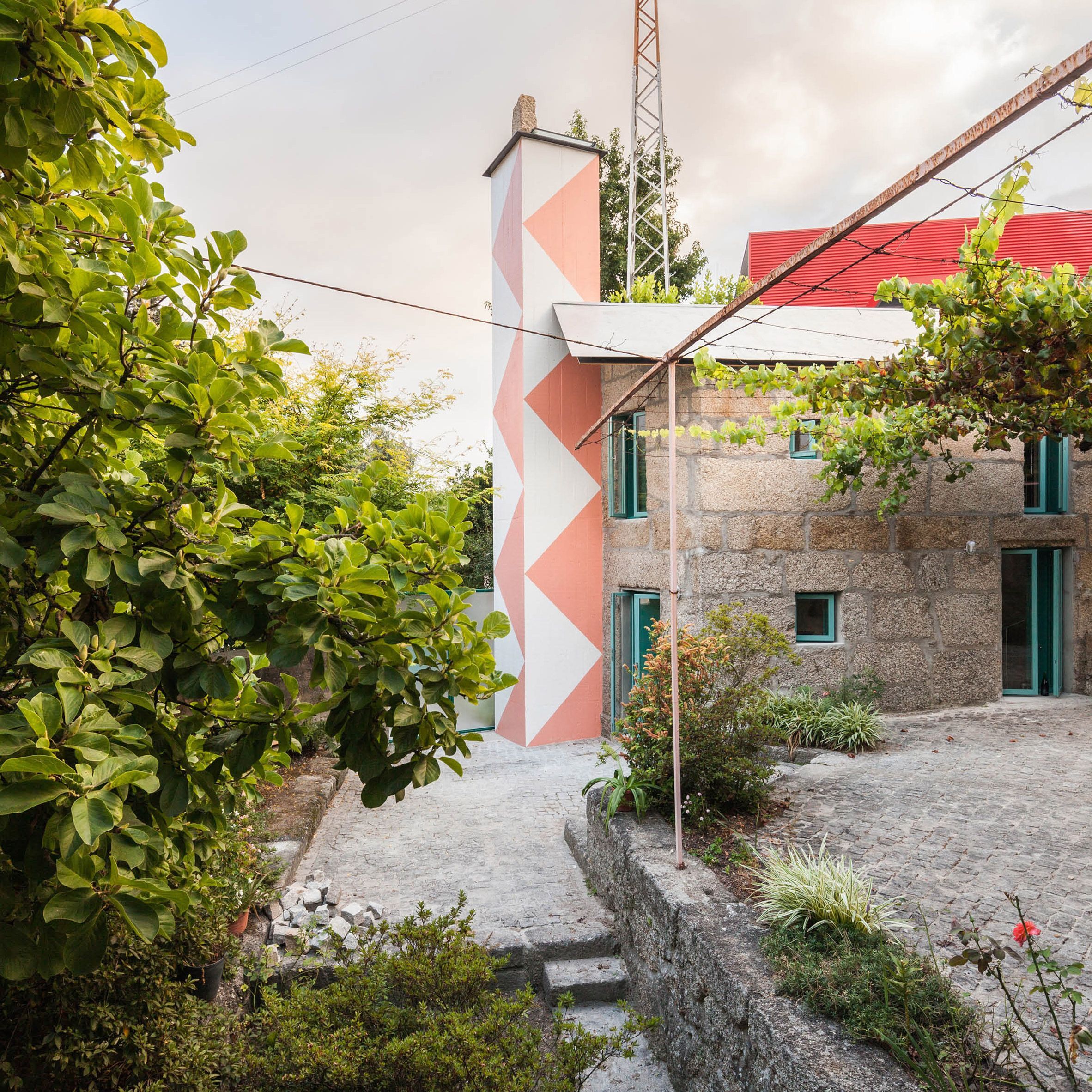 В Португалии в дымоходе маленького домика обустроили цветную душевую башню – фото