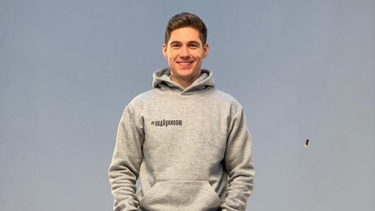 Володимир Остапчук показав, як потрібно вітатись з друзями під час карантину: кумедне відео Володимир Остапчук показав, як потрібно вітатись з друзями під час карантину: кумедне відео