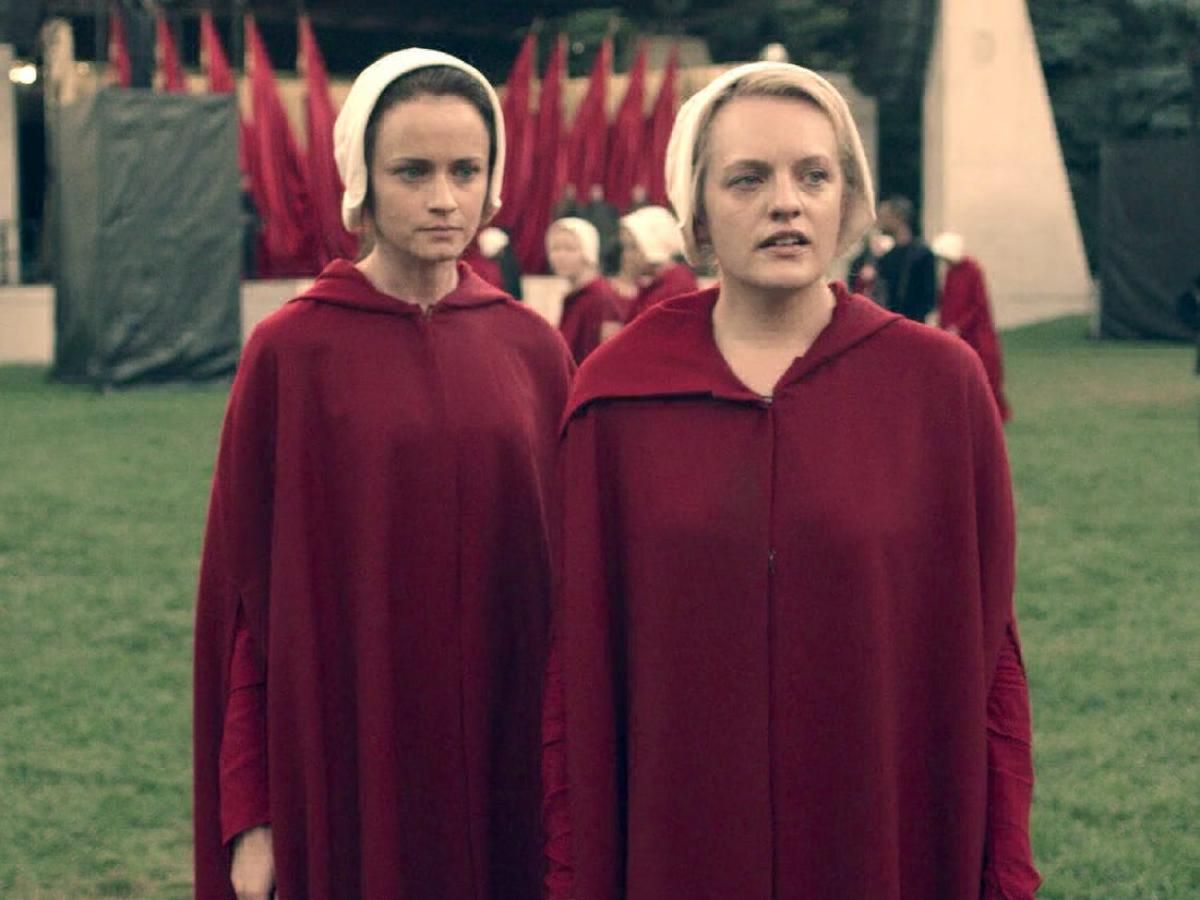 Сериал "Рассказ служанки" 4 сезон прекратили снимать из-за угрозы коронавируса Сериал "Рассказ служанки" 4 сезон прекратили снимать из-за угрозы коронавируса