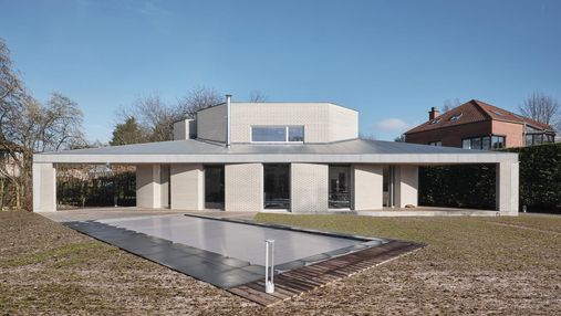 Трикутний білосніжний будинок для сім'ї побудували в Бельгії – фото