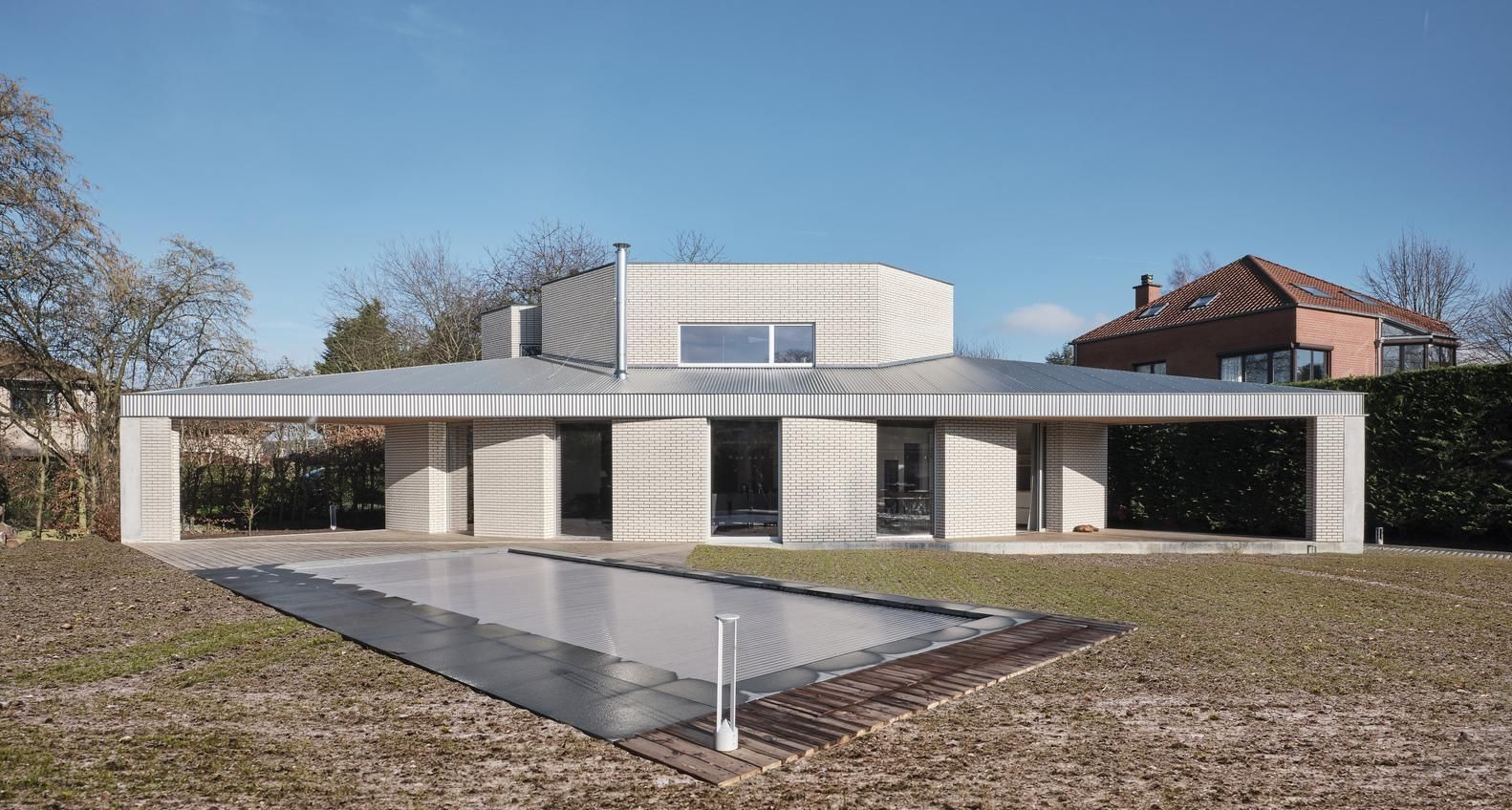 Треугольный белый дом для семьи построили в Бельгии – фото
