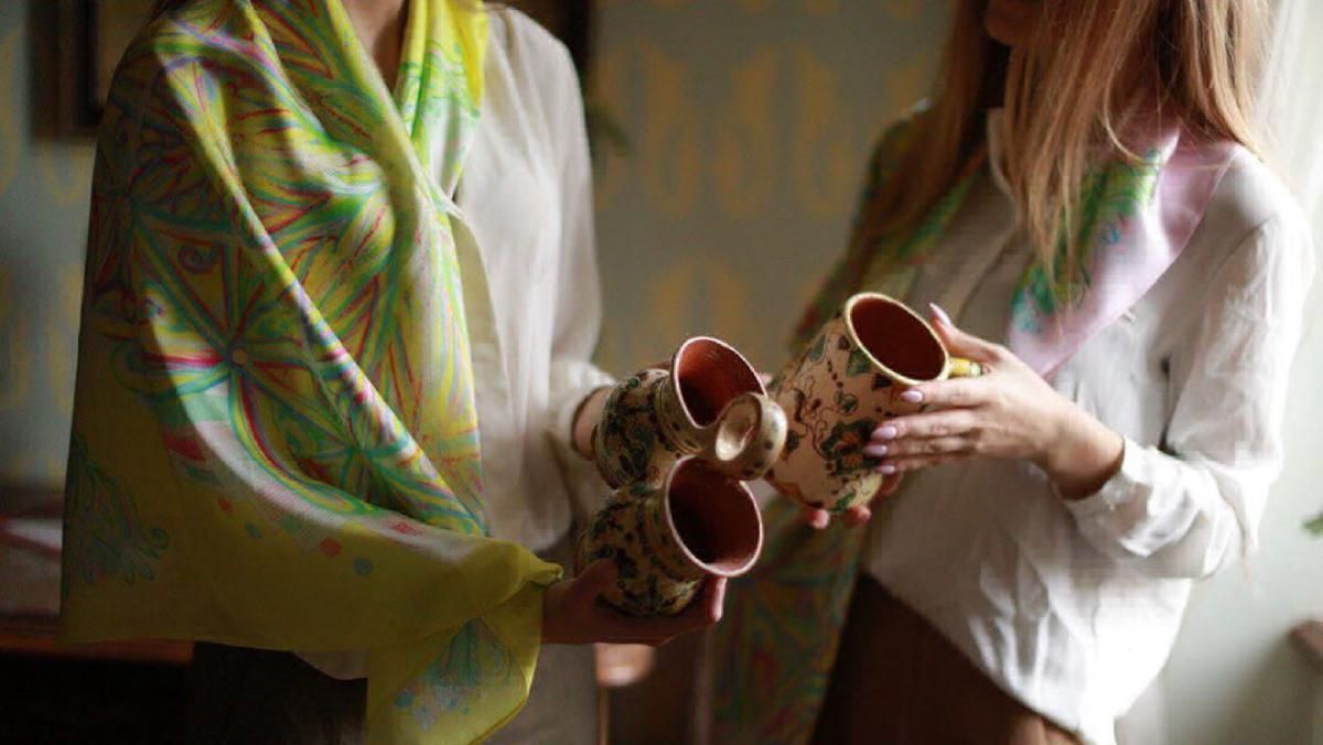 Во Львове запустили бренд шелковых платков с орнаментами гуцульской керамики