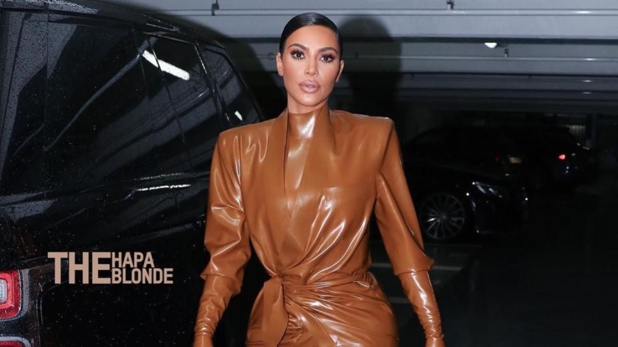 Ожидание и реальность: Ким Кардашян показала курьезное видео, как она надевает латексный костюм Ожидание и реальность: Ким Кардашян показала курьезное видео, как она надевает латексный костюм
