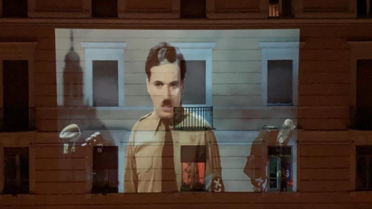 В Італії транслювали фільми на будівлях: промовисте відео В Італії транслювали фільми на будівлях: промовисте відео