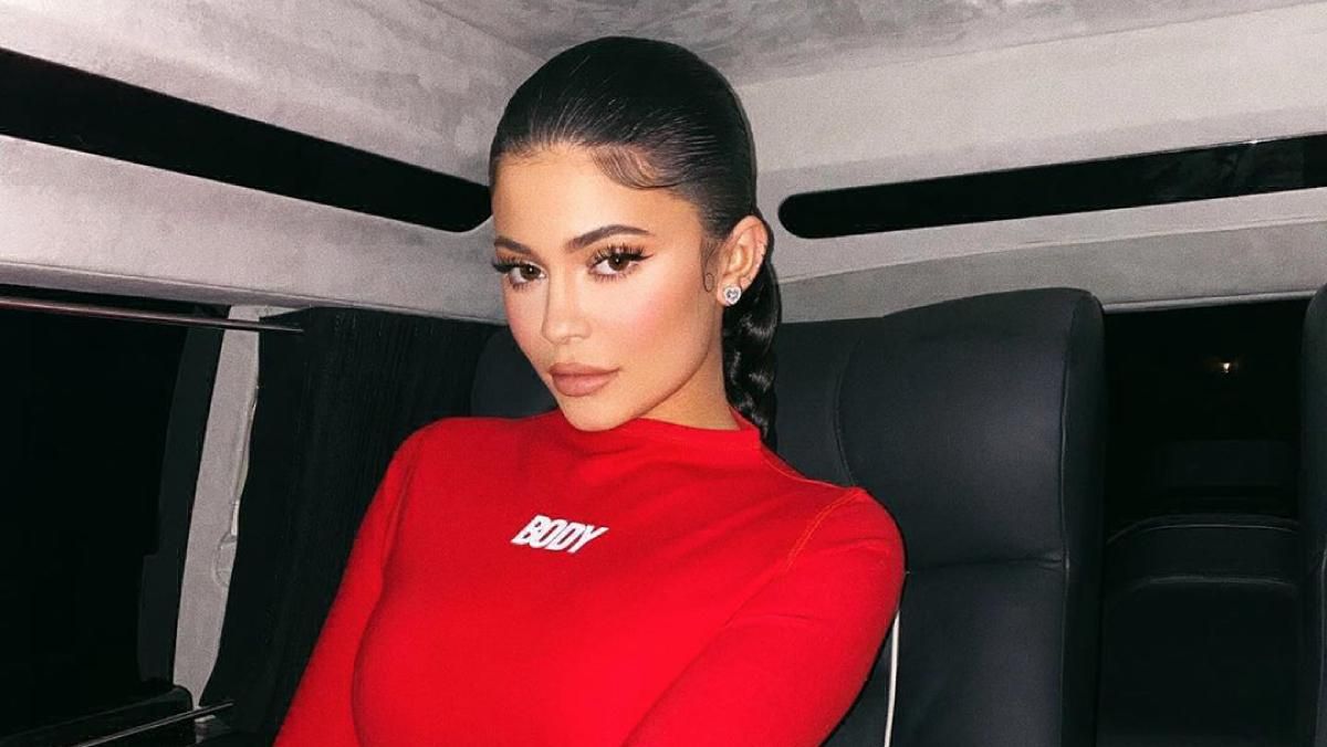 Наймолодша мільярдерка у світі Кайлі Дженнер віддала мільйон доларів на потреби медиків Наймолодша мільярдерка у світі Кайлі Дженнер віддала мільйон доларів на потреби медиків